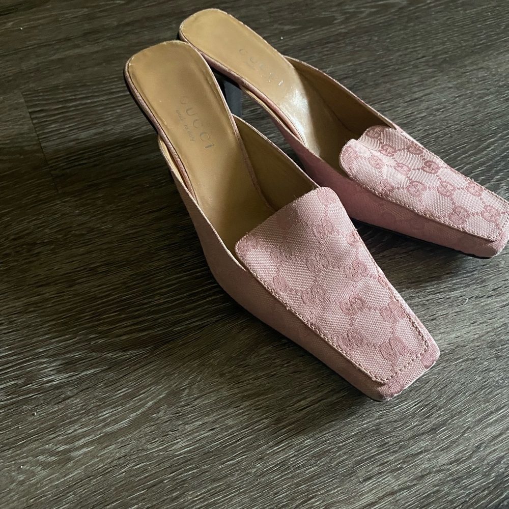 VINTAGE Y2K 90S PINK GUCCI EMBOSSED LOGO MULES SZ 9.5